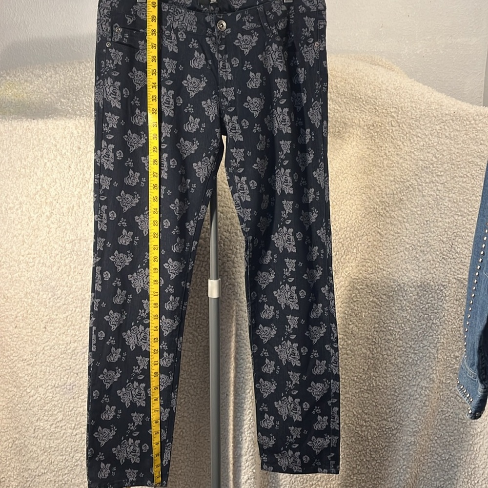 FAVE Women’s Roses 🌹 Pattern Jeans - Picture 5 of 8